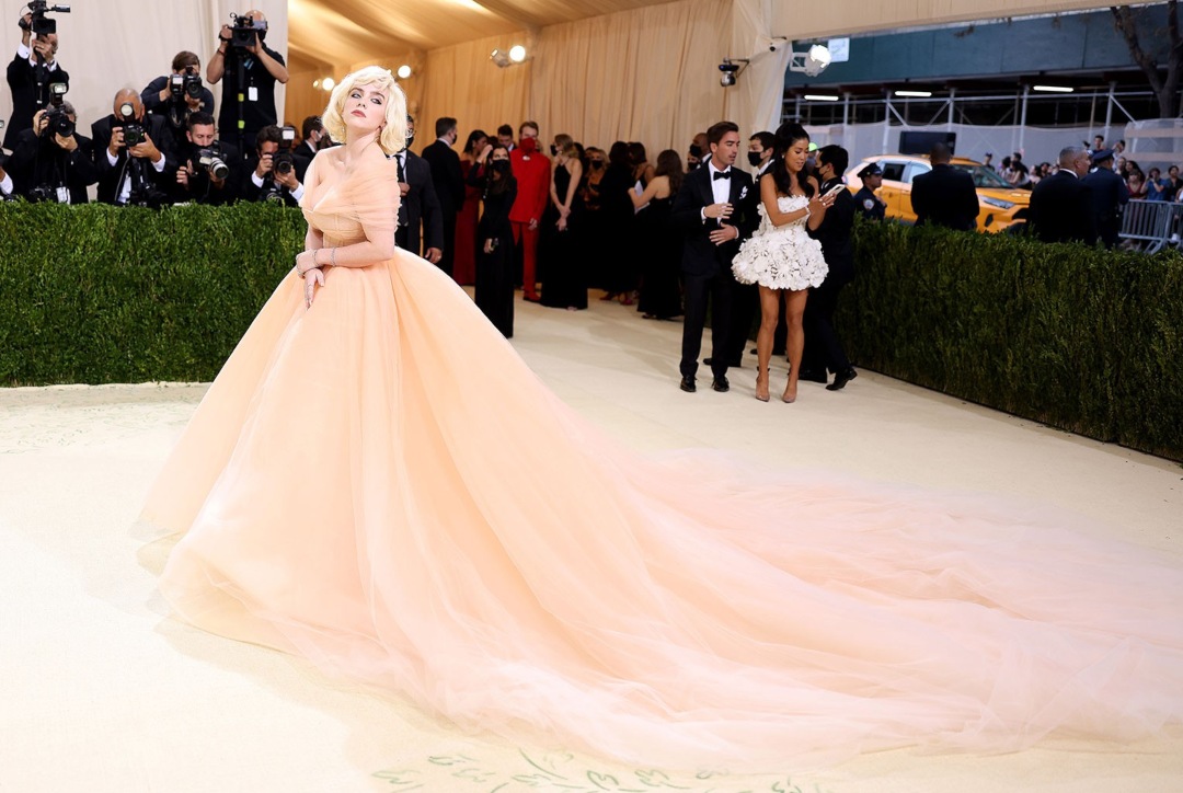 02-Billie-Eilish-met-gala-2021-red-carpet-billboard-1548-1631573146-compressed - MEGA