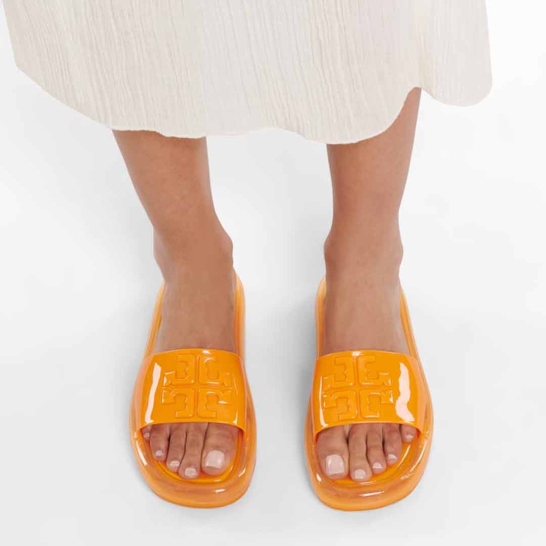 MEGA_5-COMFORTABLE-FOOTWEAR-TO-TRY-DURNG-THE-COZY-WEATHER-04 - MEGA
