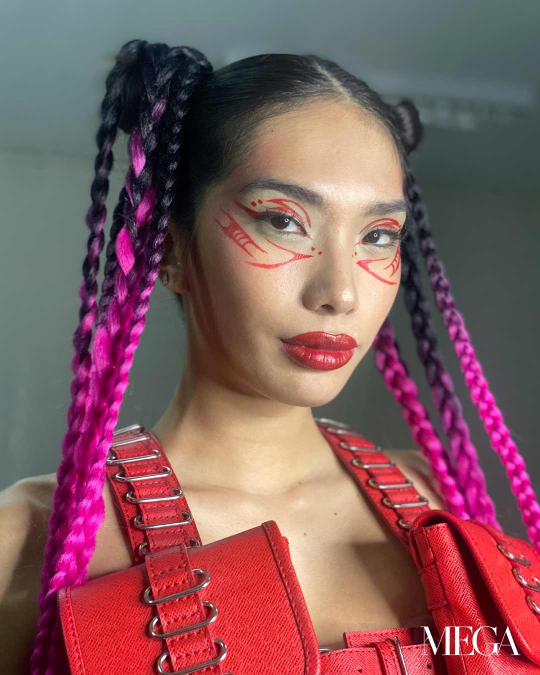 MEGA_EMBELLISHED-EYEBROWS-GRAPHIC-EYELINERS-AND-POLISHED-MAKEUP-CAPPED-OFF-BYS-FASHION-WEEK-04 - MEGA