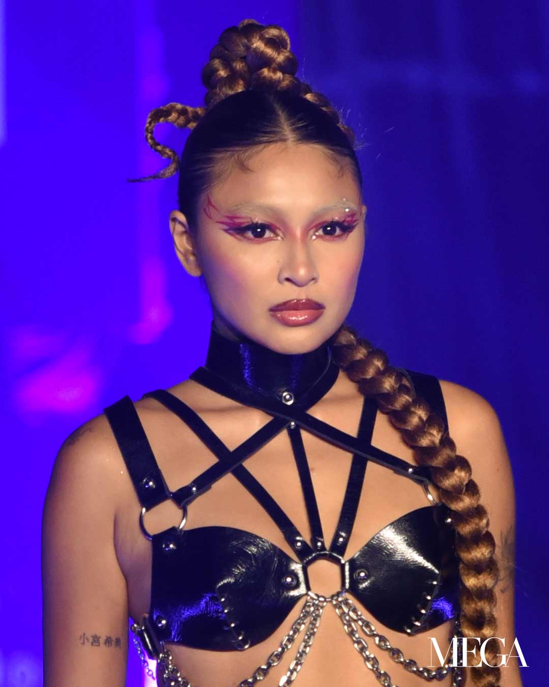 MEGA_EMBELLISHED-EYEBROWS-GRAPHIC-EYELINERS-AND-POLISHED-MAKEUP-CAPPED-OFF-BYS-FASHION-WEEK-05 - MEGA