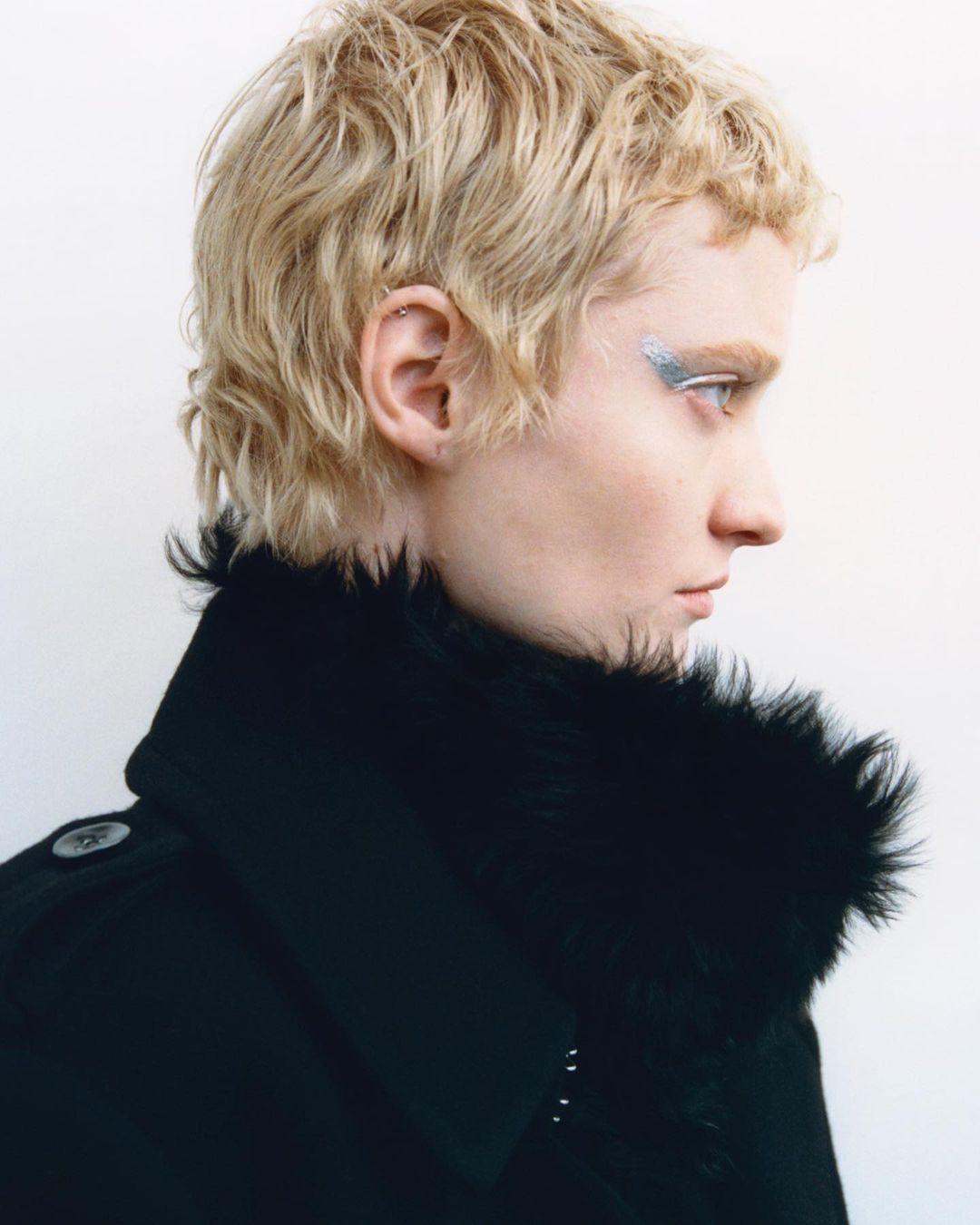 MEGA_-All-the-Subtle-Ways-to-Wear-Colored-Eyeshadow-This-Season-All-the-Subtle-Ways-to-Wear-Colored-Eyeshadow-This-Season-3 - MEGA Chloe frosty eyeshadow