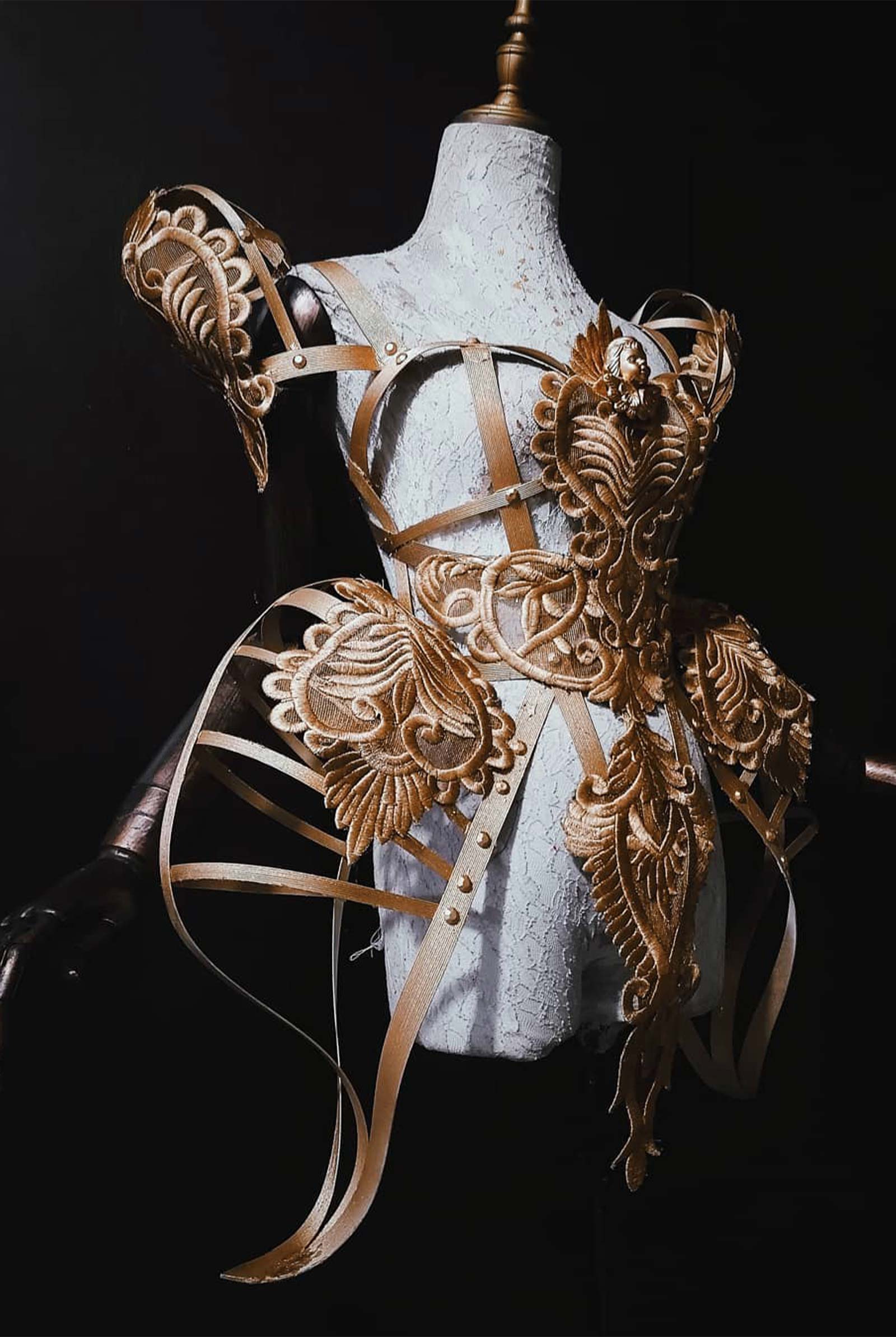 MEGA-DRAG_JOB-DACON-AND-THE-IMPORTANT-ROLE-OF-FASHION-DESIGNERS-IN-SHAPING-DRAG'S-FANTASY-02 - MEGA