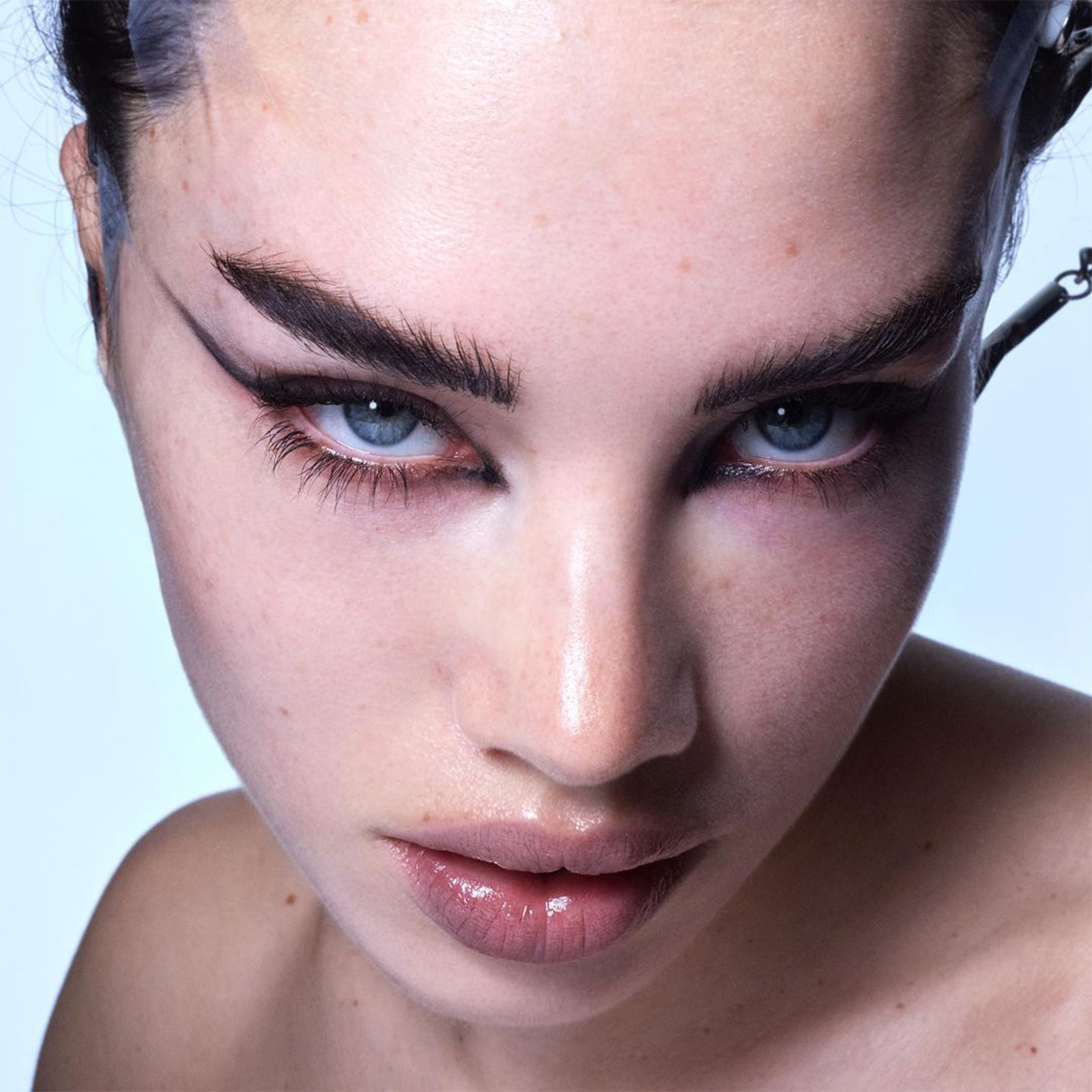 MEGA_MEET-ISAMAYA-FRENCH-THE-MAKEUP-ARTIST-WHO-PROVES-THAT-BEING-DIFFERENT-HAS-ITS-ADVANTAGES-02 - MEGA Isamaya Ffrench Makeup Artist