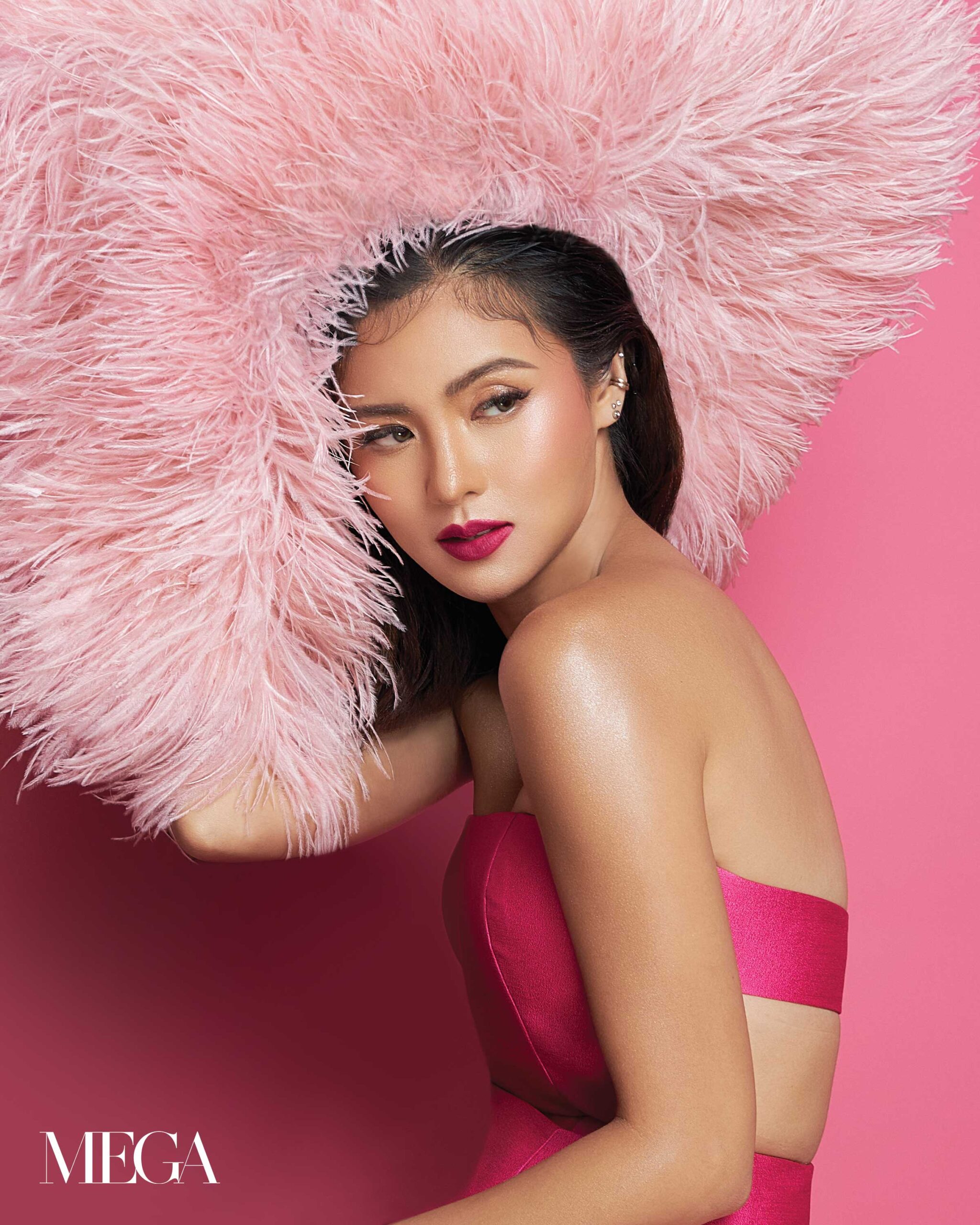 MEGA_FEATHERED-FINESSE-A-COMPREHENSIVE-GUIDE-TO-INCORPORATING-PLUMES-INTO-YOUR-WARDROBE-04 - MEGA Feathers in Fashion