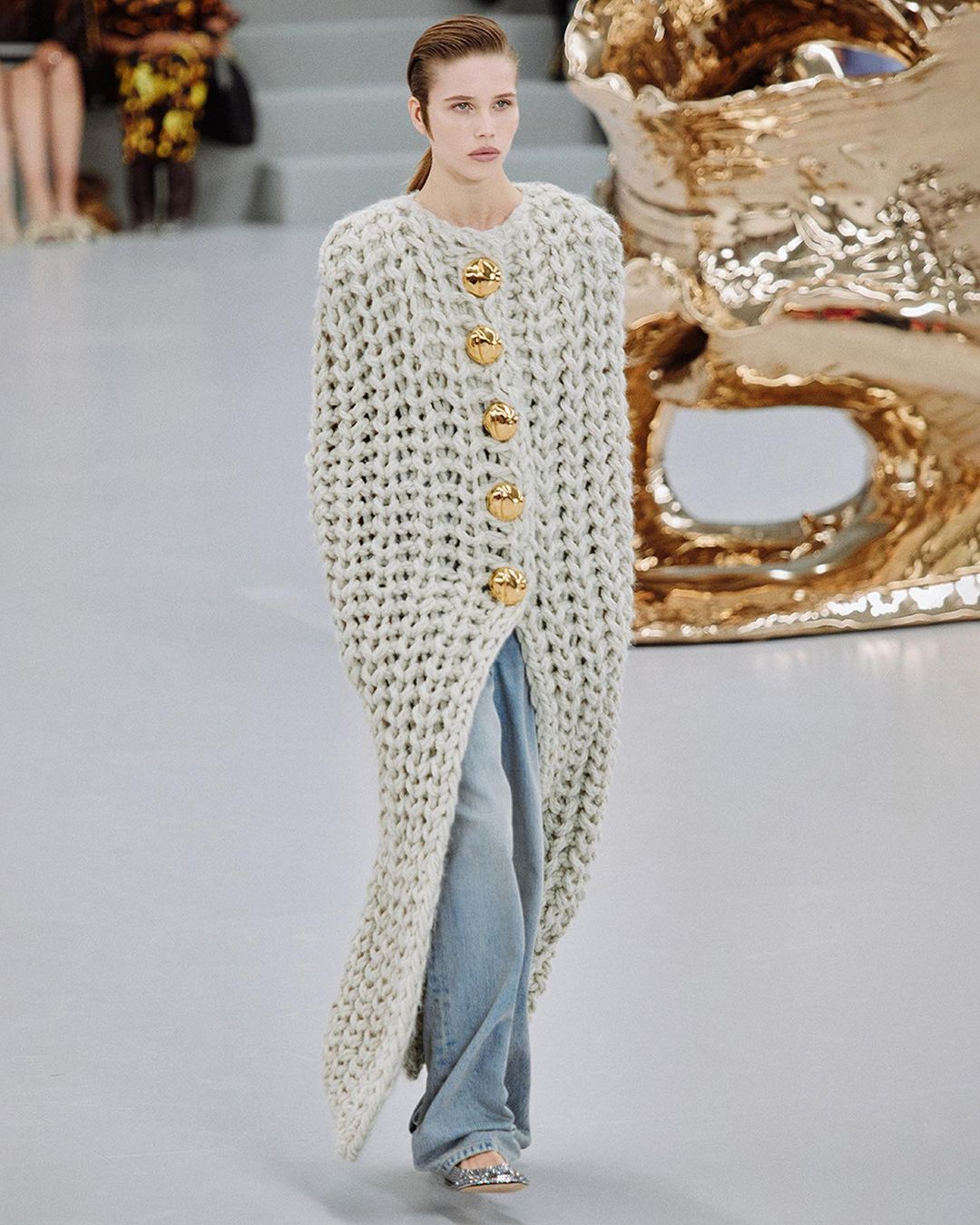 Snapinsta.app_384146959_300591405940334_5627366808571496822_n_1080 - MEGA loewe paris fashion week