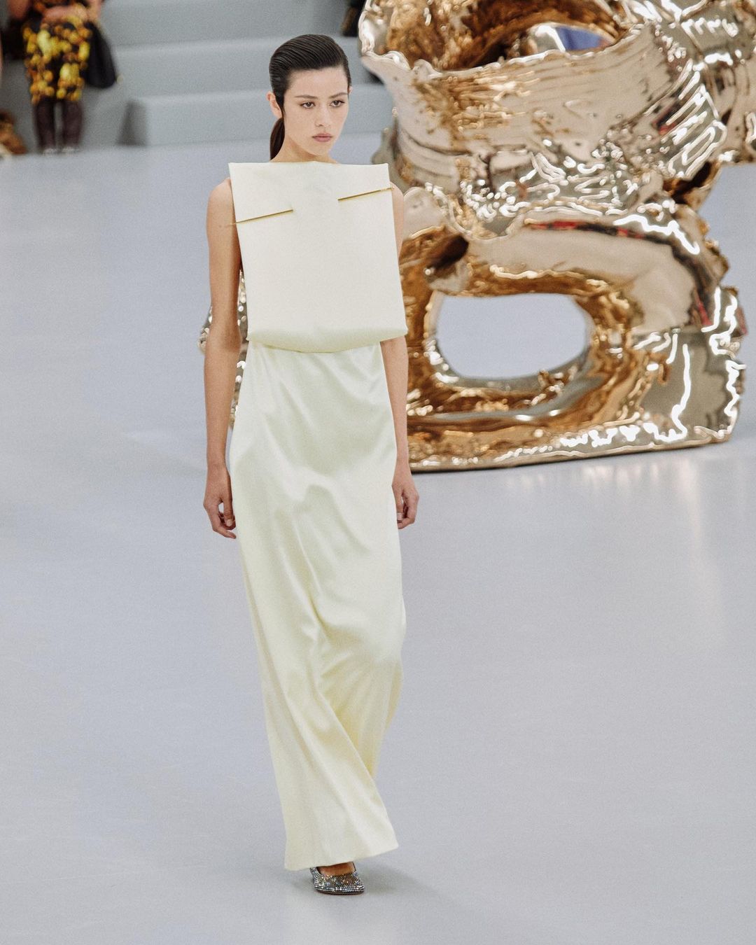 Snapinsta.app_384343766_1764293010695238_916927914164225614_n_1080 - MEGA loewe Paris Fashion Week