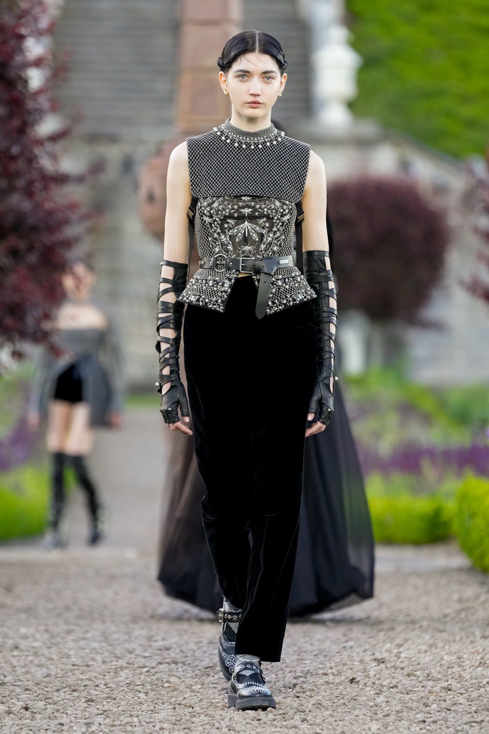 GPLkffFasEc9qF8 - MEGA The Dior Cruise 2025 Show Lines a Connection to Christian Dior