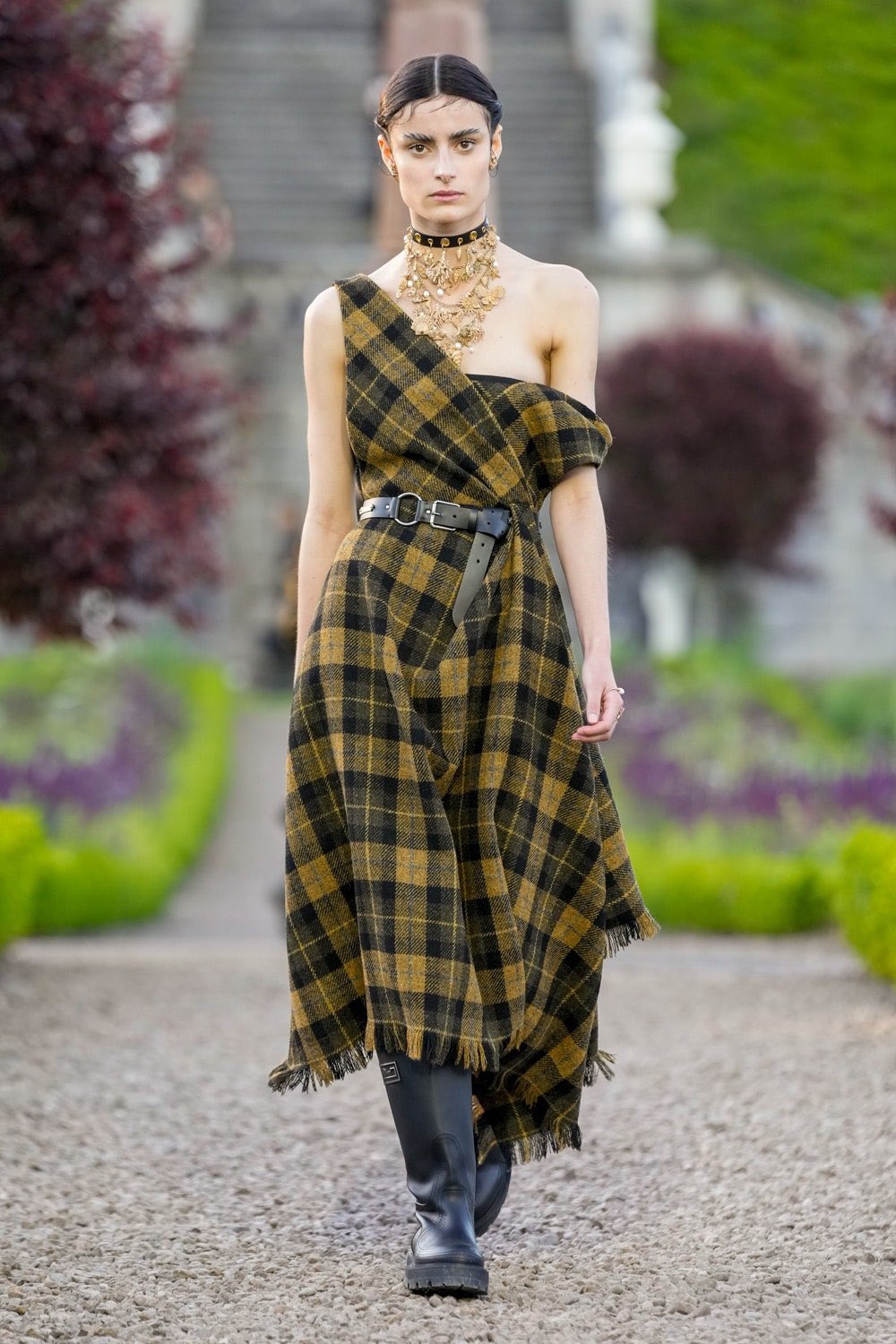 GPLnCnUXUAAIbax - MEGA The Dior Cruise 2025 Show Lines a Connection to Christian Dior