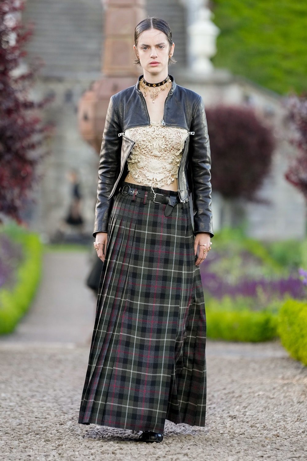GPLnCnVWYAAAsNq - MEGA The Dior Cruise 2025 Show Lines a Connection to Christian Dior