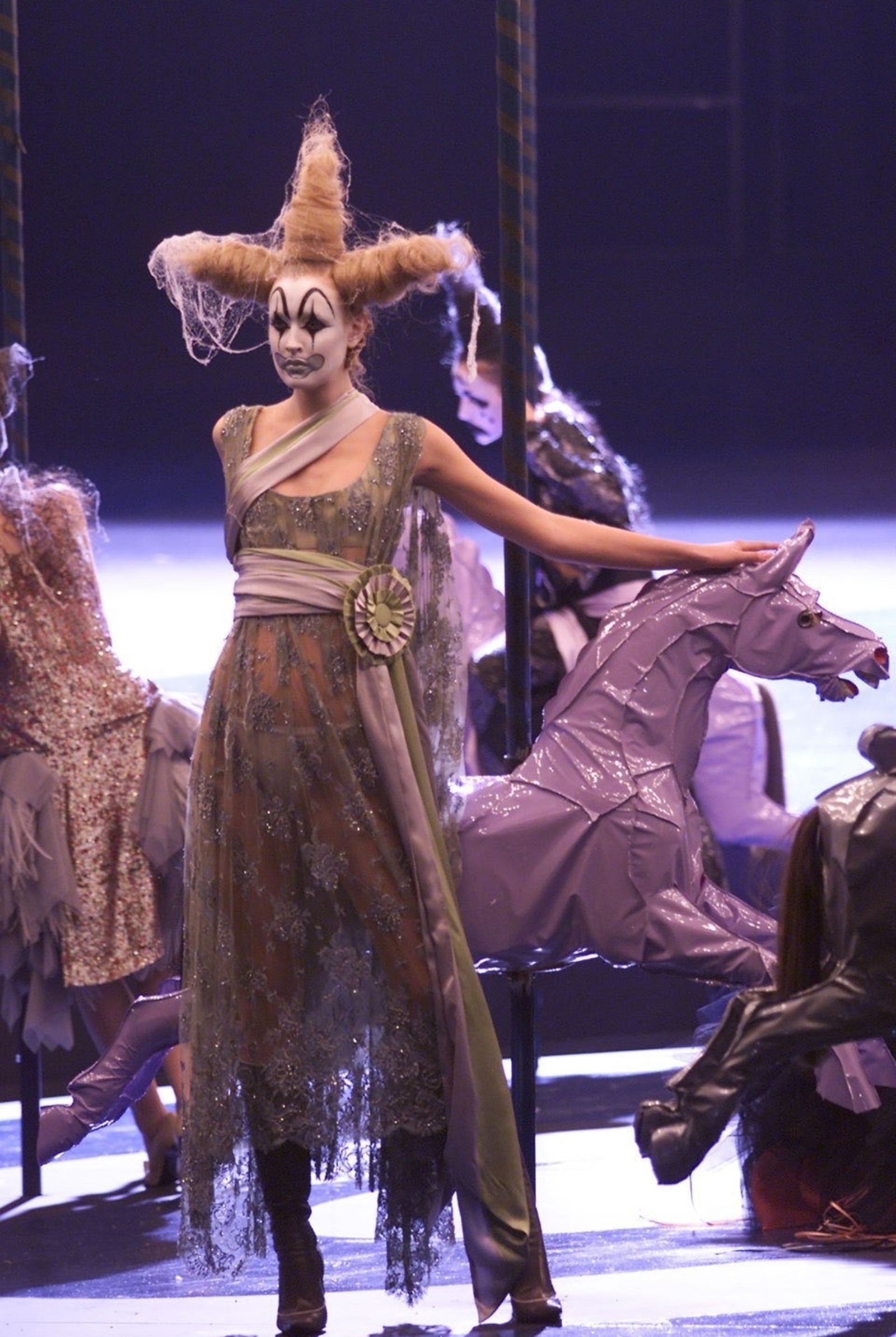HALLOWEEN_MAKEUP LOOKS_14 - MEGA Alexander McQueen Autumn/Winter 2001