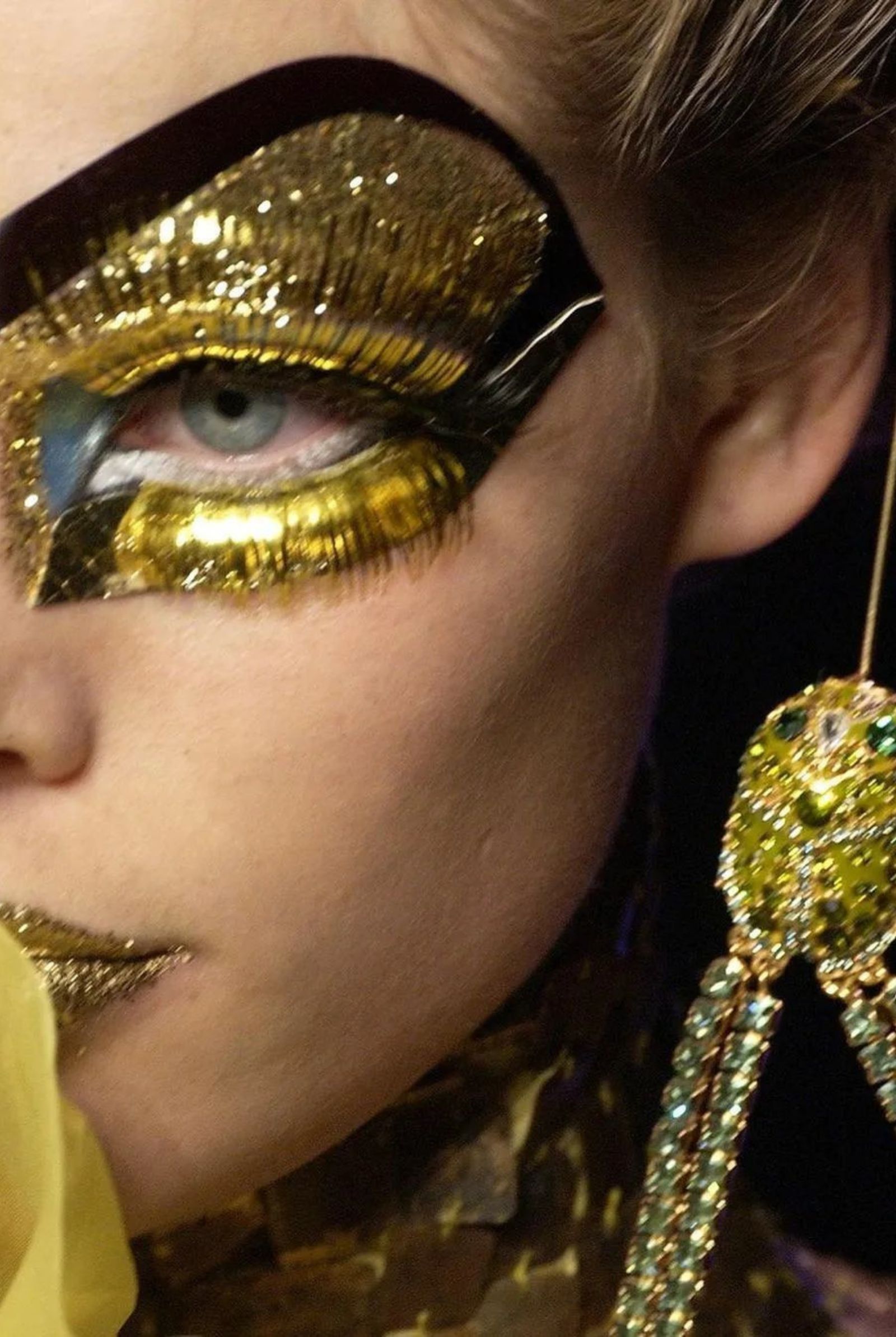 HALLOWEEN_MAKEUP LOOKS_16 - MEGA Christian Dior Spring 2004