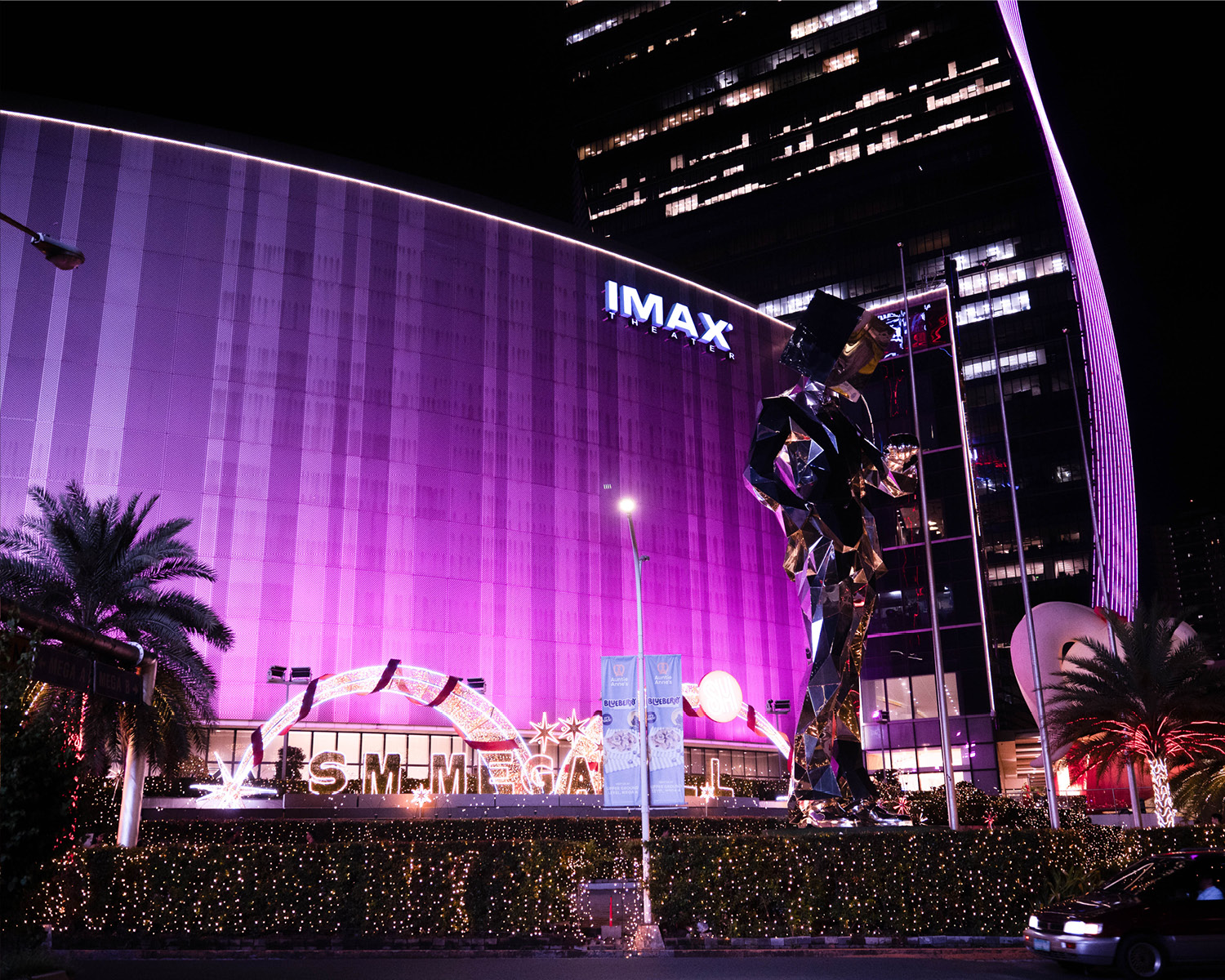 mega-pink-lights-breast-cancer-inart3 - MEGA SM Megamall in pink