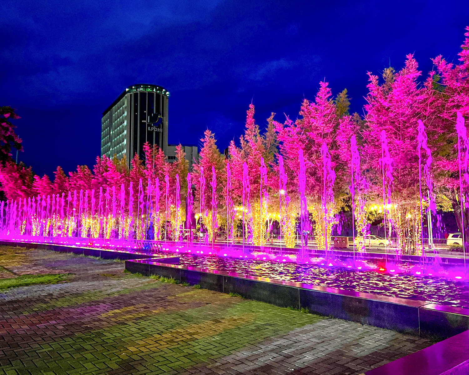 mega-pink-lights-breast-cancer-inart6 - MEGA SM Lanang fountain in pink