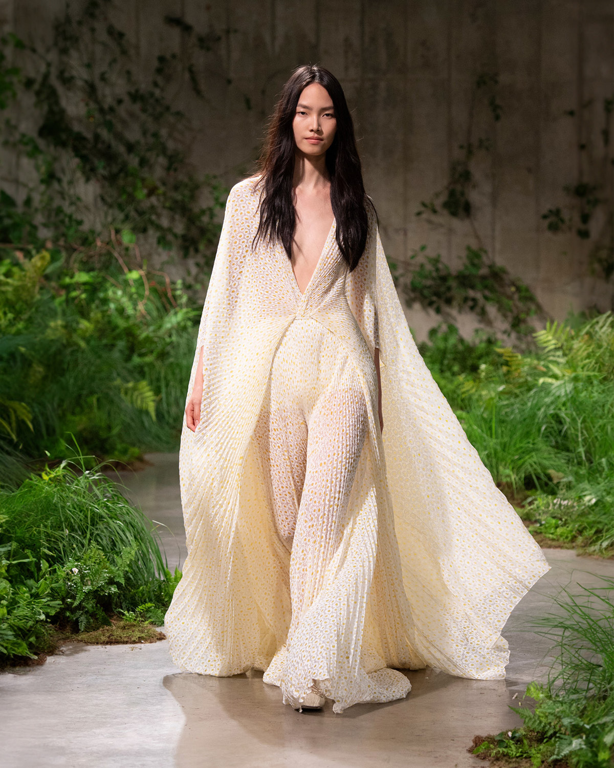2-mega-butter-yellow-2025-inart6 - MEGA butter yellow color trend resort 2025 gucci