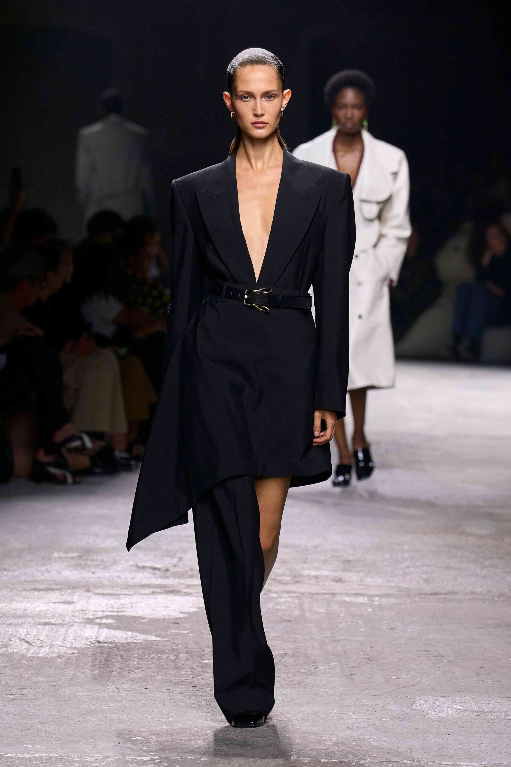 mega-trend-report-ss25-power-suit-12 - MEGA Have someone reserve the boardroom—in the new power suit spotted at the S/S25 shows, the ‘80s look means serious business golden bottega veneta