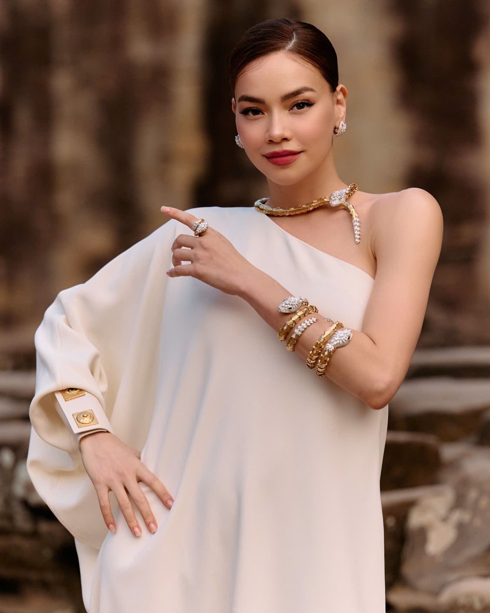 MEGA, along with Pia Wurtzbach, Davika Hornee, and Hồ Ngọc Hà, attended the event set in the Bayon Temple, as part of its 140-year anniversary celebrations.