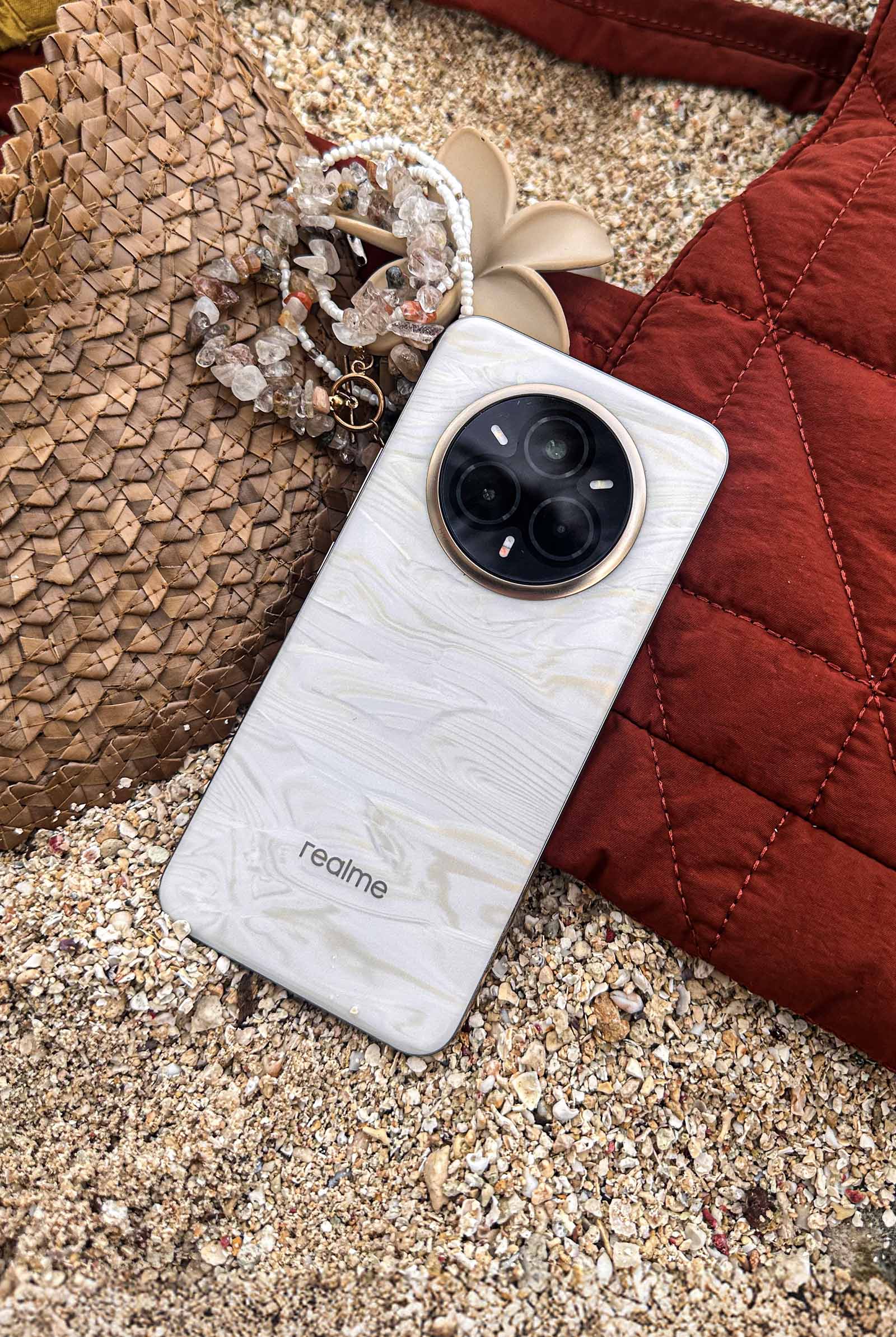 mega-realme-3 - MEGA Pearl texture is the direct result of color-changing technology within the smartphone