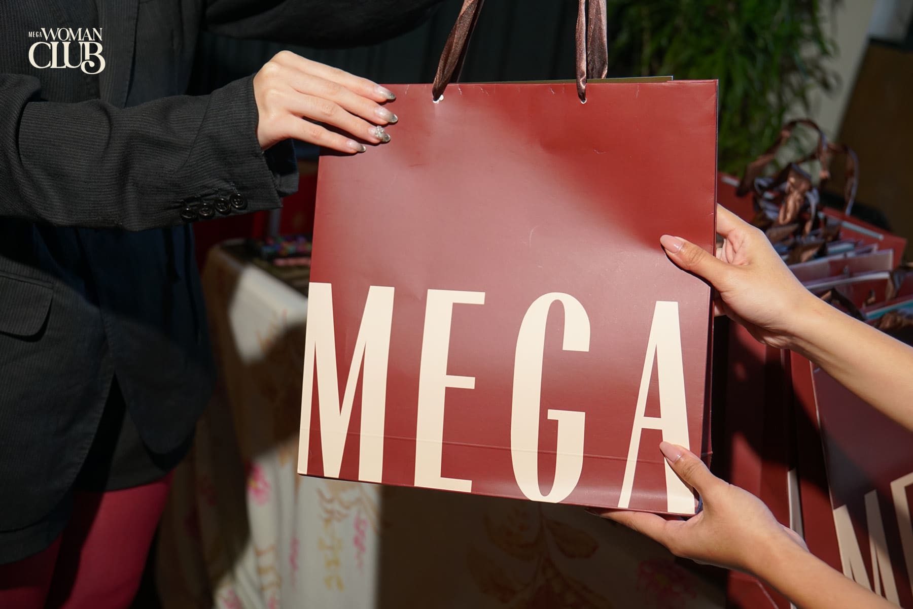 mega-woman-club-booths-inart5 - MEGA