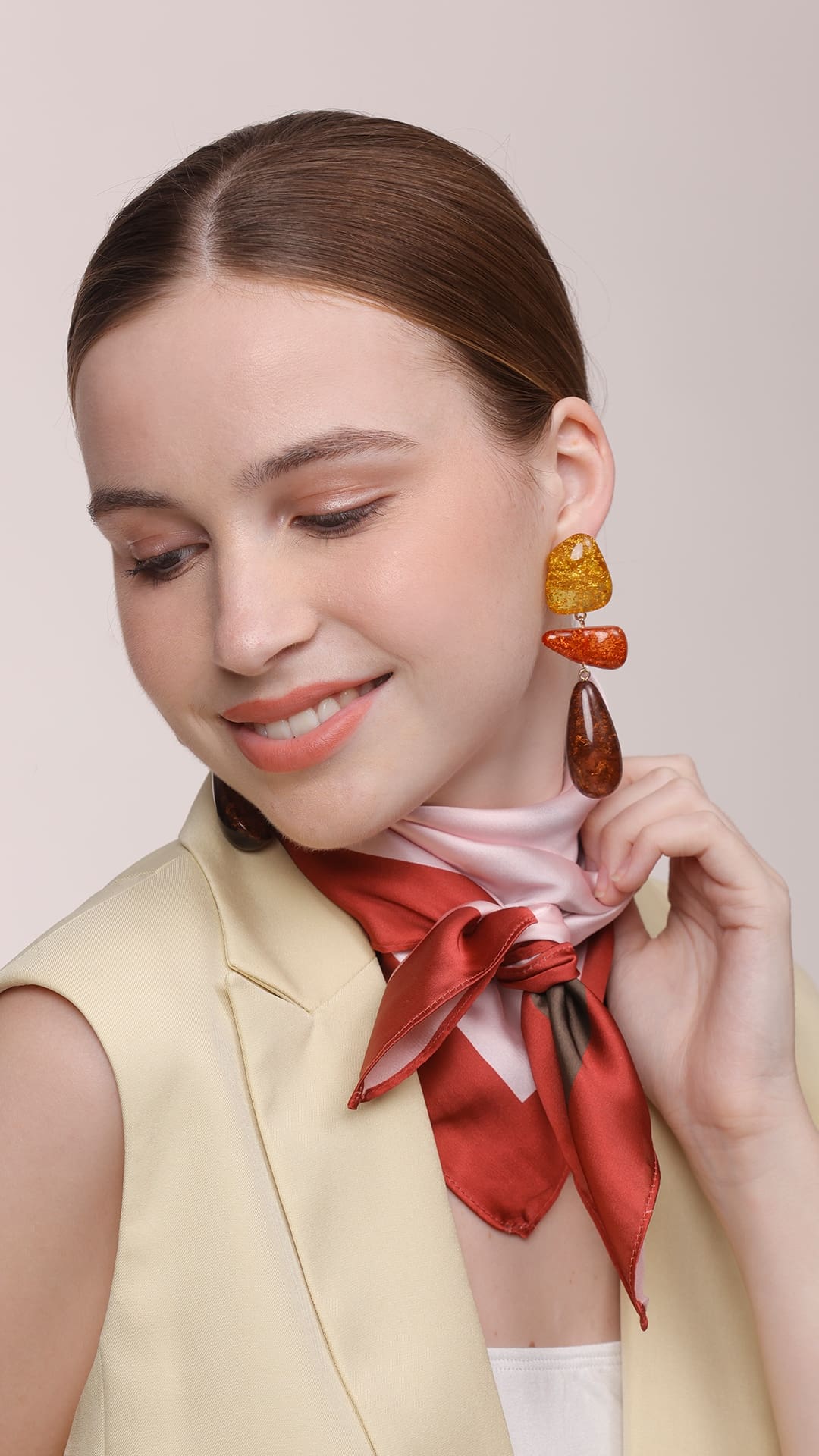 MDL B 1 - MEGA Accessorize with a vibrant scarf